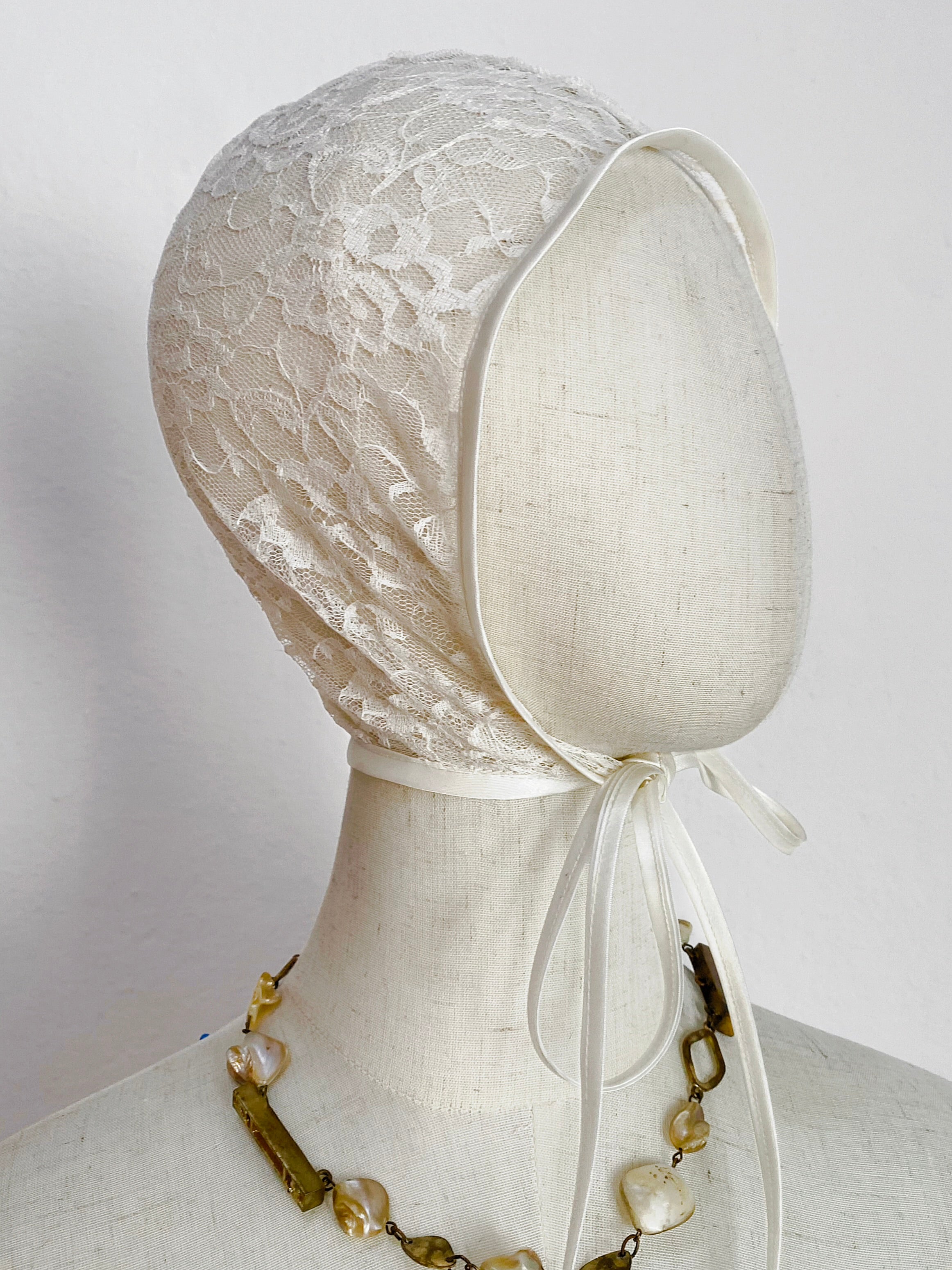 lace baby bonnet ⭐️