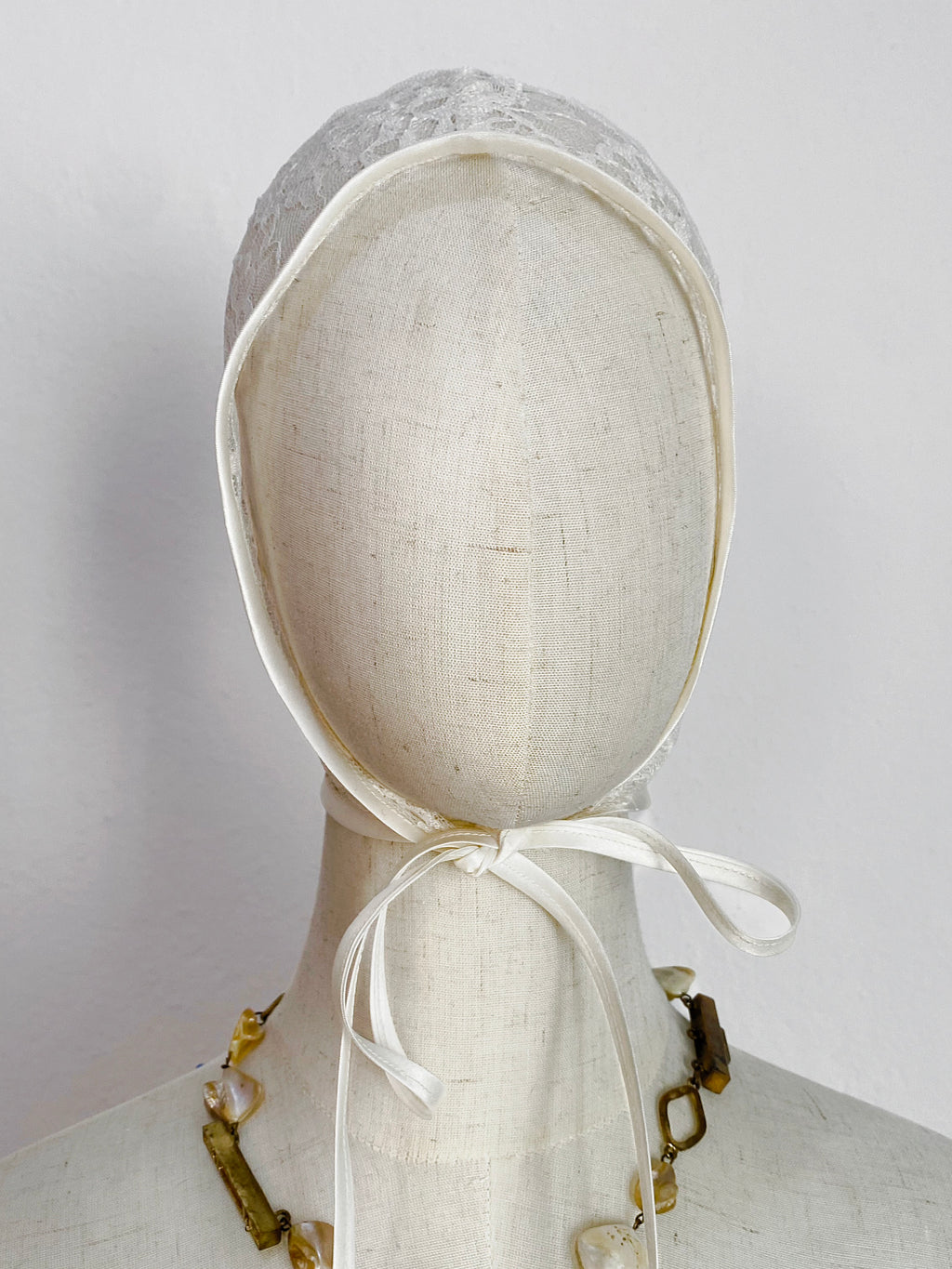 lace baby bonnet ⭐️